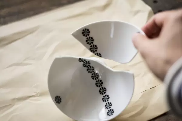 お葬式で茶碗を割るの？──その意味と今のかたちの画像