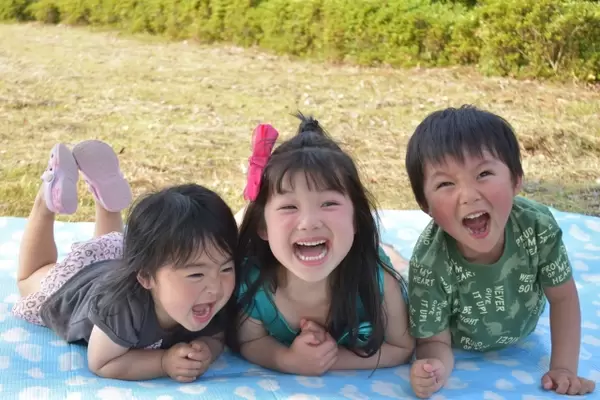 お葬式にこどもはどんな服装で参列すればいい？年齢別のマナーと現実的な選び方の画像