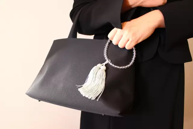 「お葬式の遺族への声掛けのマナーは?—場面別の例文とNG表現」の画像